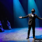 연극배우의 새로운 작품 도전 - A contemporary Italian theater scene set in a repurposed industrial space, featuring a male actor in...